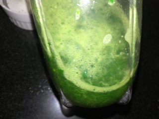 8、彩色汤圆,菠菜洗净，先淖水，然后加入热水，用料理机打成热乎的菠菜汁。