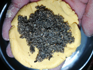 12、彩色汤圆,包入芝麻馅儿。