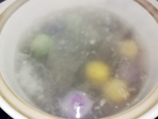 14、彩色汤圆,锅中烧水，水开，放入汤圆，用勺子背轻轻推动一下，以防粘锅底。