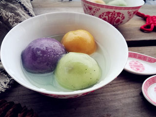 16、彩色汤圆,我用的白糖和油相对少一些，喜欢吃甜的可以增加白糖的量。