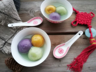 17、彩色汤圆,馅儿料也可以根据个人喜好，豆沙馅、山楂馅儿、五仁馅儿都可以。