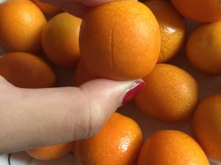 1、金桔蜜饯,金桔清洗干净后，竖着在表皮划5、6道口子