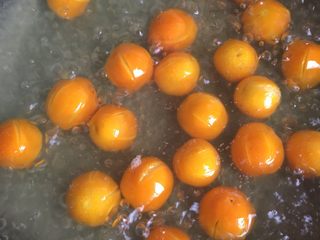 2、金桔蜜饯,放入清水煮2～3分钟左右