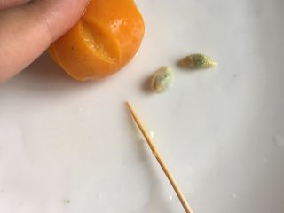 3、金桔蜜饯,用牙签将里面的籽从切口处挑出（当然如果你买的无籽的省略此步骤吧）