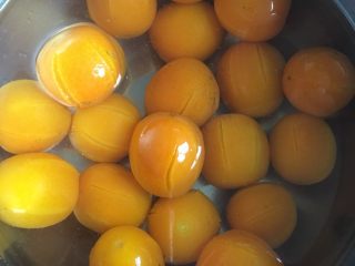 4、金桔蜜饯,再次放入清水中浸泡一个小时，目的去掉苦涩味
