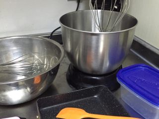 1、千层饭盒乳酪蛋糕,工具:打蛋机 蛋甩 大盆 不粘锅 长柄刮板 饭盒