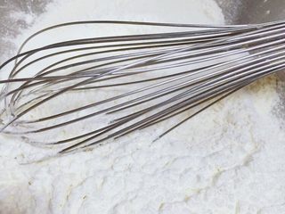 4、千层饭盒乳酪蛋糕,面粉 生粉 糖拌匀