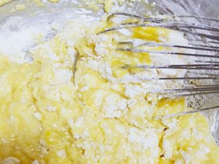 6、千层饭盒乳酪蛋糕,拌匀鸡蛋