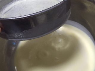 8、千层饭盒乳酪蛋糕,全部拌匀后过筛