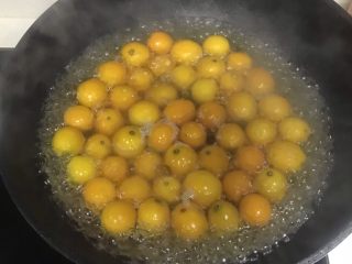 1、冰糖金桔(化痰效果一级棒),新鲜金桔用盐水洗干净后,锅中放入适量水烧开,放入金桔煮三分钟左右,这样可以去除金桔本身的气味,煮的过程中你就能体会那种异味