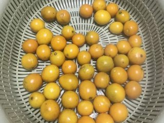 2、冰糖金桔(化痰效果一级棒),煮好后用冷水冲洗一下