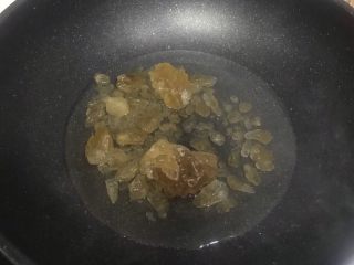 3、冰糖金桔(化痰效果一级棒),锅中放入水和老冰糖,小火烧至冰糖融化