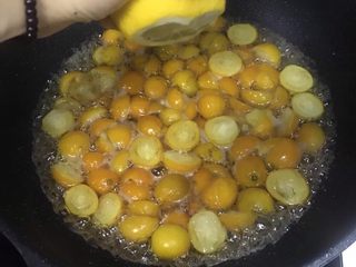 5、冰糖金桔(化痰效果一级棒),将金桔倒入熬好的糖浆里,新鲜柠檬切个口,挤入柠檬汁,切记柠檬籽不要掉进去了,柠檬籽会发苦