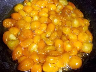 6、冰糖金桔(化痰效果一级棒),大火烧开,然后小火慢慢熬,待汤汁浓稠即可,整个过程特别简单,我一起花了不到一小时的时间,边做饭边熬的