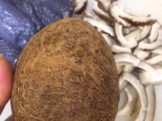 1、椰王乌鸡汤,所有食材备好洗净备用