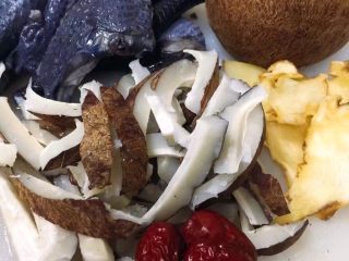 2、椰王乌鸡汤,乌鸡剁成块焯水备用、椰王切粗丝、红枣去核后切成片