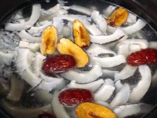 3、椰王乌鸡汤,所有食材放入沙煲内加入适量的水