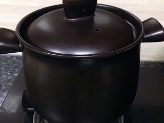 4、椰王乌鸡汤,开大火煮开