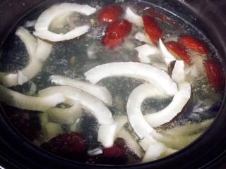 5、椰王乌鸡汤,转中小火煲煮