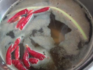 6、水煮花生,锅内加入适量的清水，再加入3勺的盐，八角、干辣椒、葱段和一勺五香粉大火煮开