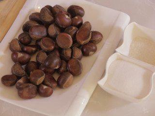 1、家庭秘制糖炒板栗,将板栗洗干净装盘。