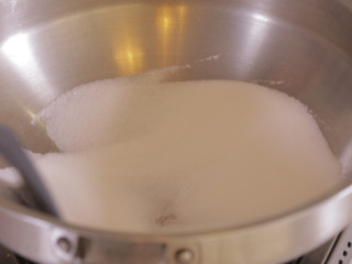 3、家庭秘制糖炒板栗,开火，等锅中水烧干净之后加入盐翻炒2分钟。