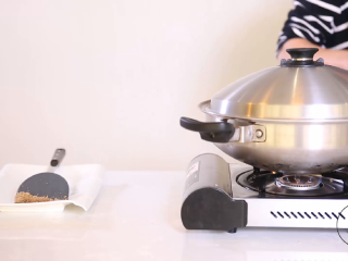 6、家庭秘制糖炒板栗,关火，焖3-5分钟就可以出锅。