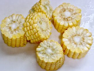 3、牛髓骨玉米汤,玉米切段