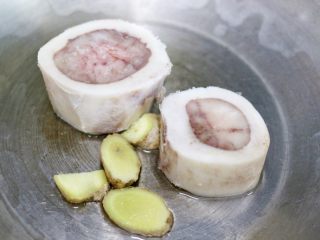 6、牛髓骨玉米汤,锅中放入焯水后牛髓骨，姜片