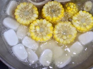 10、牛髓骨玉米汤,放入年糕炖10分钟