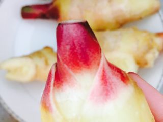 1、腌鲜姜,先将姜洗净控干，去除红皮杂质