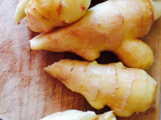 2、腌鲜姜,依次收拾干净