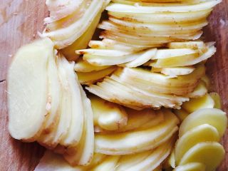 3、腌鲜姜,切薄片