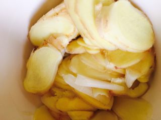 4、腌鲜姜,放入干净无水无油盆里