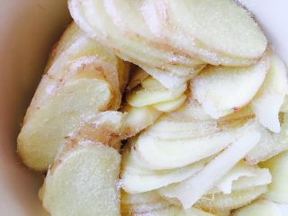 5、腌鲜姜,撒少许盐