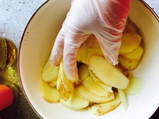 6、腌鲜姜,抓匀腌制30-50分钟