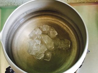 7、腌鲜姜,小锅里加入冰糖小火慢慢融化