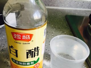 8、腌鲜姜,倒入白醋慢火烧开放凉待用