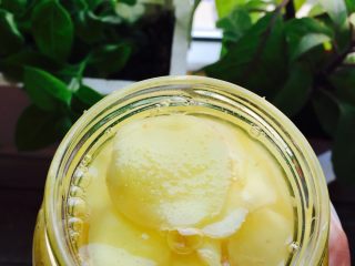 12、腌鲜姜,口敷保鲜膜拧紧瓶盖放冰箱冷藏两天就可以吃了