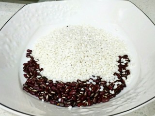 1、健脾开胃糯米藕,糯米和赤小豆,挑选出坏掉的豆子,但是都不能用水洗。对了顺便说一句(以一个中药学专业出生的身份),红豆薏仁粉的红豆一定是要这种长圆形的赤小豆才能有祛湿的效果哈,圆形的叫红豆是没有药用功效的。