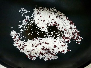 2、健脾开胃糯米藕,炒锅,不用放油,小火慢炒。炒的时候注意勤翻炒以免炒糊。