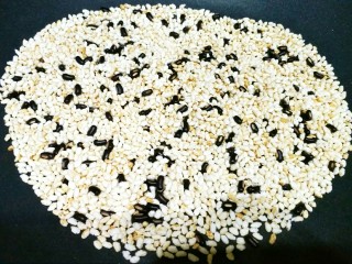 3、健脾开胃糯米藕,炒至赤小豆成黑红色,糯米微焦黄。