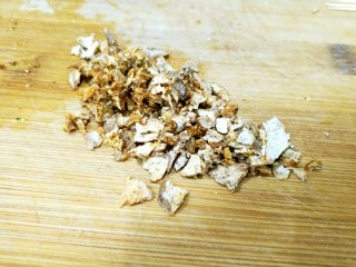 5、健脾开胃糯米藕,用刀切碎。