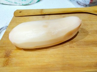 7、健脾开胃糯米藕,莲藕去皮,在两段去皮时注意不要削得太深,要保证空洞没有暴露出来,不然会漏糯米。