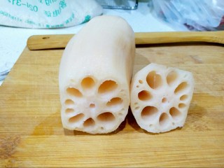 8、健脾开胃糯米藕,8:2的比例切断莲藕。