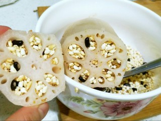 9、健脾开胃糯米藕,两节藕都灌满,可以用牙签捅一捅,这样能更实称一些。