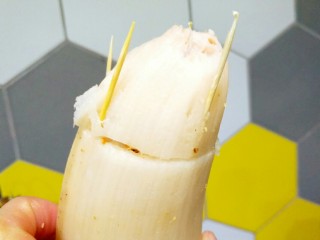 10、健脾开胃糯米藕,用牙签把两节藕连在一起。