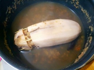 13、健脾开胃糯米藕,煮呀煮呀,终于煮到这个地步了。藕捞出,把肉桂渣拿出去。