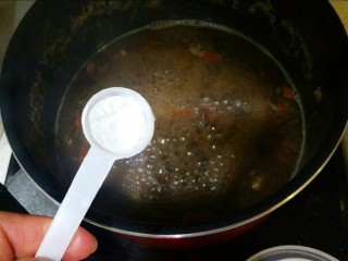 14、健脾开胃糯米藕,剩下的汤汁继续收汁,加生粉熬成糊状。