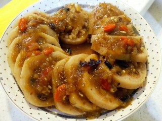 16、健脾开胃糯米藕,淋上调制的酱汁。开胃健脾的糯米藕就做好了。